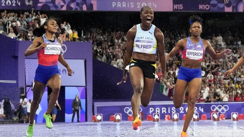 Sha'carri Richardson dari Amerika Serikat, memenangkan babak penyisihan lari 100 meter putri di Olimpiade Musim Panas 2024, Jumat, 2 Agustus 2024, di Saint-Denis, Prancis. (AP Photo/Petr David Josek)
