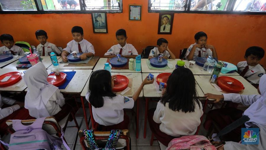 Siswa-siwi menyantap hidangan makan bergizi saat uji coba program makam bergizi gratis di SDN 4 Tangerang, Banten, Senin (5/8/2024). Makan bergizi gratis merupakan program unggulan yang dibawa Prabowo-Gibran saat kampanye di Pilpres 2024 lalu dan tetap berpegang kepada anggaran yang tersedia pada RAPBN 2025 sebesar Rp71 triliun. (CNBC Indonesia/Faisal Rahman)