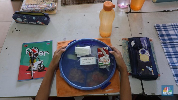 Siswa-siwi menyantap hidangan makan bergizi saat uji coba program makam bergizi gratis di SDN 4 Tangerang, Banten, Senin (5/8/2024). Makan bergizi gratis merupakan program unggulan yang dibawa Prabowo-Gibran saat kampanye di Pilpres 2024 lalu dan tetap berpegang kepada anggaran yang tersedia pada RAPBN 2025 sebesar Rp71 triliun. (CNBC Indonesia/Faisal Rahman)