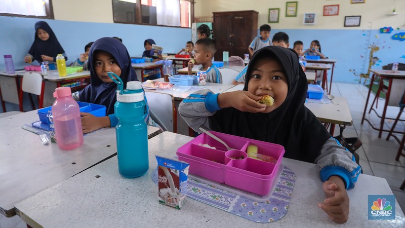 Siswa-siwi menyantap hidangan makan bergizi saat uji coba program makam bergizi gratis di SDN 4 Tangerang, Banten, Senin (5/8/2024). Makan bergizi gratis merupakan program unggulan yang dibawa Prabowo-Gibran saat kampanye di Pilpres 2024 lalu dan tetap berpegang kepada anggaran yang tersedia pada RAPBN 2025 sebesar Rp71 triliun. (CNBC Indonesia/Faisal Rahman)