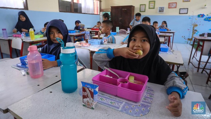 Siswa-siwi menyantap hidangan makan bergizi saat uji coba program makam bergizi gratis di SDN 4 Tangerang, Banten, Senin (5/8/2024). Makan bergizi gratis merupakan program unggulan yang dibawa Prabowo-Gibran saat kampanye di Pilpres 2024 lalu dan tetap berpegang kepada anggaran yang tersedia pada RAPBN 2025 sebesar Rp71 triliun. (CNBC Indonesia/Faisal Rahman)