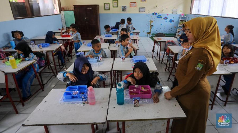 Siswa-siwi menyantap hidangan makan bergizi saat uji coba program makam bergizi gratis di SDN 4 Tangerang, Banten, Senin (5/8/2024). Makan bergizi gratis merupakan program unggulan yang dibawa Prabowo-Gibran saat kampanye di Pilpres 2024 lalu dan tetap berpegang kepada anggaran yang tersedia pada RAPBN 2025 sebesar Rp71 triliun. (CNBC Indonesia/Faisal Rahman)