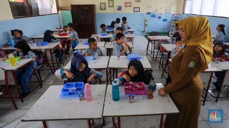 Siswa-siwi menyantap hidangan makan bergizi saat uji coba program makam bergizi gratis di SDN 4 Tangerang, Banten, Senin (5/8/2024). Makan bergizi gratis merupakan program unggulan yang dibawa Prabowo-Gibran saat kampanye di Pilpres 2024 lalu dan tetap berpegang kepada anggaran yang tersedia pada RAPBN 2025 sebesar Rp71 triliun. (CNBC Indonesia/Faisal Rahman)
