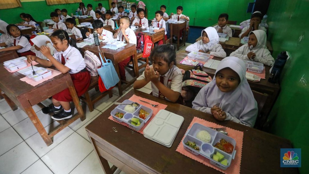 siswa-siwi-menyantap-hidangan-makan-bergizi-saat-uji-coba-program-makam-bergizi-gratis-di-sdn-4-tangerang-banten-senin-582024--16_169 Jadwal Masuk Sekolah Siswa di Batavia dan Daerah Lain Usai Libur Natal