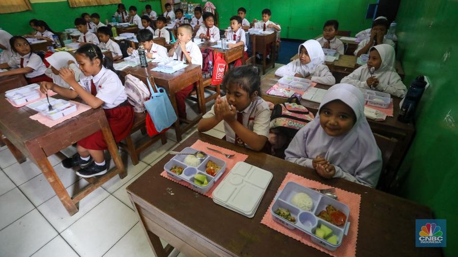 Siswa-siwi menyantap hidangan makan bergizi saat uji coba program makam bergizi gratis di SDN 4 Tangerang, Banten, Senin (5/8/2024). Makan bergizi gratis merupakan program unggulan yang dibawa Prabowo-Gibran saat kampanye di Pilpres 2024 lalu dan tetap berpegang kepada anggaran yang tersedia pada RAPBN 2025 sebesar Rp71 triliun. (²©²ÊÍøÕ¾/Faisal Rahman) Siswa-siwi menyantap hidangan makan bergizi saat uji coba program makam bergizi gratis di SDN 4 Tangerang, Banten, Senin (5/8/2024). Makan bergizi gratis merupakan program unggulan yang dibawa Prabowo-Gibran saat kampanye di Pilpres 2024 lalu dan tetap berpegang kepada anggaran yang tersedia pada RAPBN 2025 sebesar Rp71 triliun. (²©²ÊÍøÕ¾/Faisal Rahman)