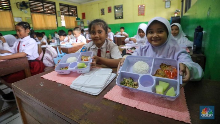 Siswa-siwi menyantap hidangan makan bergizi saat uji coba program makam bergizi gratis di SDN 4 Tangerang, Banten, Senin (5/8/2024). Makan bergizi gratis merupakan program unggulan yang dibawa Prabowo-Gibran saat kampanye di Pilpres 2024 lalu dan tetap berpegang kepada anggaran yang tersedia pada RAPBN 2025 sebesar Rp71 triliun. (CNBC Indonesia/Faisal Rahman)