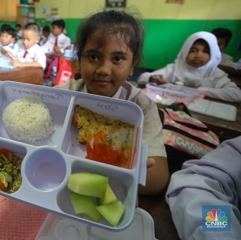 Potret Gibran Uji Coba Makan Gratis di Tangerang, Yuk Intip Menunya!