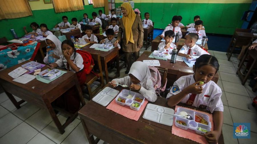Siswa-siwi menyantap hidangan makan bergizi saat uji coba program makam bergizi gratis di SDN 4 Tangerang, Banten, Senin (5/8/2024). Makan bergizi gratis merupakan program unggulan yang dibawa Prabowo-Gibran saat kampanye di Pilpres 2024 lalu dan tetap berpegang kepada anggaran yang tersedia pada RAPBN 2025 sebesar Rp71 triliun. (CNBC Indonesia/Faisal Rahman)