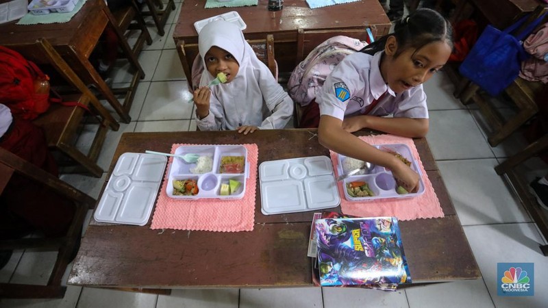 Siswa-siwi menyantap hidangan makan bergizi saat uji coba program makam bergizi gratis di SDN 4 Tangerang, Banten, Senin (5/8/2024). Makan bergizi gratis merupakan program unggulan yang dibawa Prabowo-Gibran saat kampanye di Pilpres 2024 lalu dan tetap berpegang kepada anggaran yang tersedia pada RAPBN 2025 sebesar Rp71 triliun. (CNBC Indonesia/Faisal Rahman)