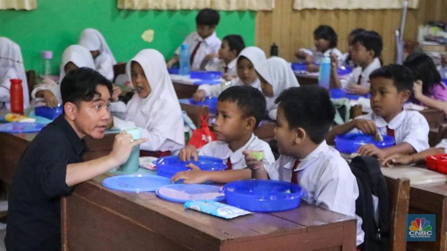 Siswa-siwi menyantap hidangan makan bergizi saat uji coba program makam bergizi gratis di SDN 4 Tangerang, Banten, Senin (5/8/2024). Makan bergizi gratis merupakan program unggulan yang dibawa Prabowo-Gibran saat kampanye di Pilpres 2024 lalu dan tetap berpegang kepada anggaran yang tersedia pada RAPBN 2025 sebesar Rp71 triliun. (²©²ÊÍøÕ¾/Faisal Rahman)