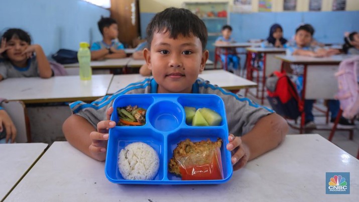 Siswa-siwi menyantap hidangan makan bergizi saat uji coba program makam bergizi gratis di SDN 4 Tangerang, Banten, Senin (5/8/2024). Makan bergizi gratis merupakan program unggulan yang dibawa Prabowo-Gibran saat kampanye di Pilpres 2024 lalu dan tetap berpegang kepada anggaran yang tersedia pada RAPBN 2025 sebesar Rp71 triliun. (CNBC Indonesia/Faisal Rahman)