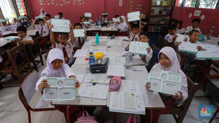 Siswa-siwi menyantap hidangan makan bergizi saat uji coba program makam bergizi gratis di SDN 4 Tangerang, Banten, Senin (5/8/2024). Makan bergizi gratis merupakan program unggulan yang dibawa Prabowo-Gibran saat kampanye di Pilpres 2024 lalu dan tetap berpegang kepada anggaran yang tersedia pada RAPBN 2025 sebesar Rp71 triliun. (CNBC Indonesia/Faisal Rahman)