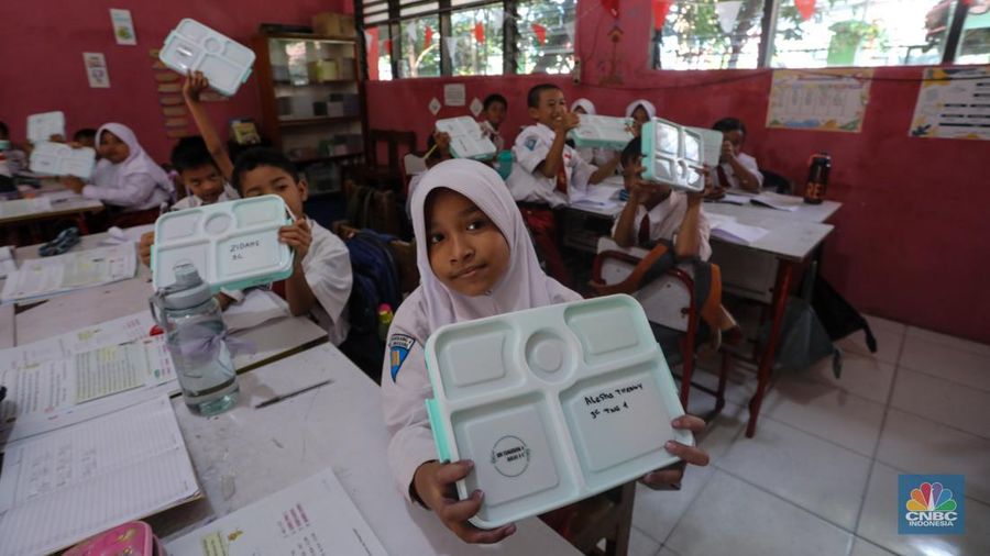 Siswa-siwi menyantap hidangan makan bergizi saat uji coba program makam bergizi gratis di SDN 4 Tangerang, Banten, Senin (5/8/2024). Makan bergizi gratis merupakan program unggulan yang dibawa Prabowo-Gibran saat kampanye di Pilpres 2024 lalu dan tetap berpegang kepada anggaran yang tersedia pada RAPBN 2025 sebesar Rp71 triliun. (CNBC Indonesia/Faisal Rahman)