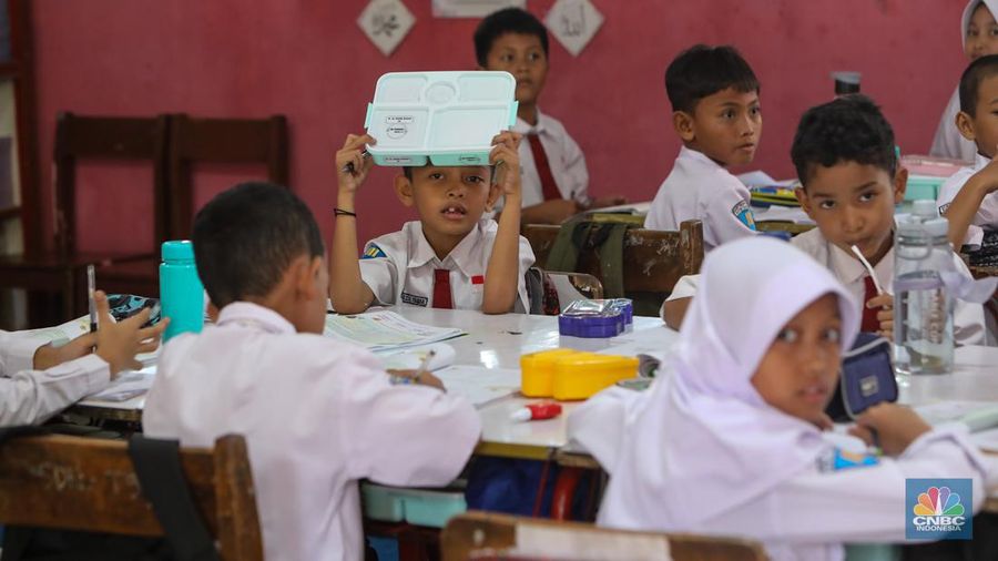 Siswa-siwi menyantap hidangan makan bergizi saat uji coba program makam bergizi gratis di SDN 4 Tangerang, Banten, Senin (5/8/2024). Makan bergizi gratis merupakan program unggulan yang dibawa Prabowo-Gibran saat kampanye di Pilpres 2024 lalu dan tetap berpegang kepada anggaran yang tersedia pada RAPBN 2025 sebesar Rp71 triliun. (վ/Faisal Rahman)