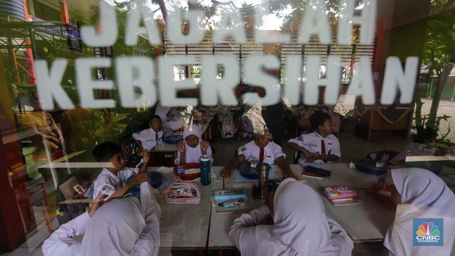 Siswa-siwi menyantap hidangan makan bergizi saat uji coba program makam bergizi gratis di SDN 4 Tangerang, Banten, Senin (5/8/2024). Makan bergizi gratis merupakan program unggulan yang dibawa Prabowo-Gibran saat kampanye di Pilpres 2024 lalu dan tetap berpegang kepada anggaran yang tersedia pada RAPBN 2025 sebesar Rp71 triliun. (CNBC Indonesia/Faisal Rahman)