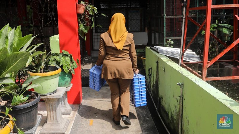 Siswa-siwi menyantap hidangan makan bergizi saat uji coba program makam bergizi gratis di SDN 4 Tangerang, Banten, Senin (5/8/2024). Makan bergizi gratis merupakan program unggulan yang dibawa Prabowo-Gibran saat kampanye di Pilpres 2024 lalu dan tetap berpegang kepada anggaran yang tersedia pada RAPBN 2025 sebesar Rp71 triliun. (CNBC Indonesia/Faisal Rahman)