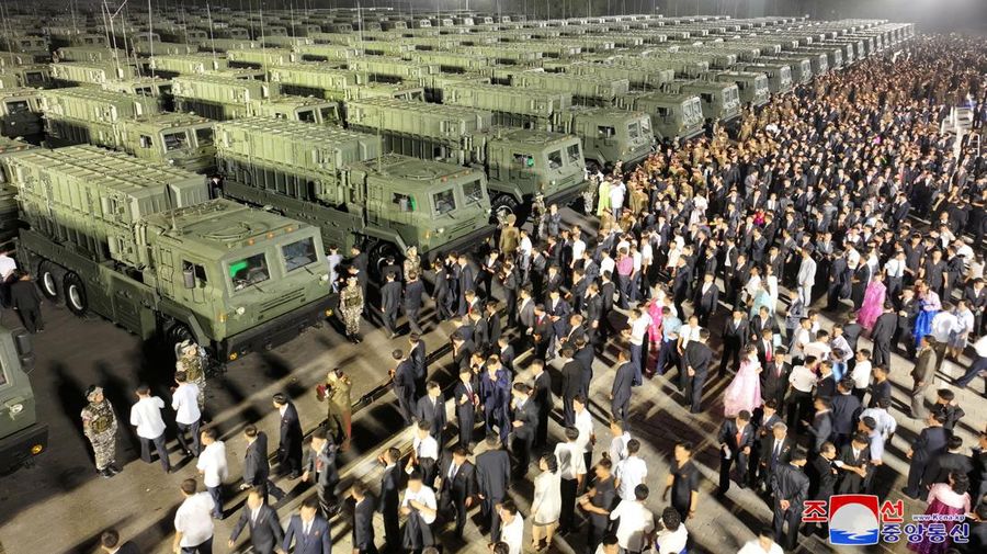Suasana acara seremonial untuk menandai pengiriman rudal balistik taktis baru kepada pasukan Korea Utara di lokasi yang dirahasiakan di Korea Utara, 4 Agustus 2024. (via REUTERS/KCNA)