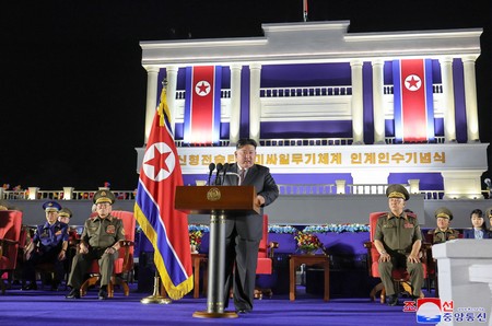 Suasana acara seremonial untuk menandai pengiriman rudal balistik taktis baru kepada pasukan Korea Utara di lokasi yang dirahasiakan di Korea Utara, 4 Agustus 2024. (via REUTERS/KCNA)