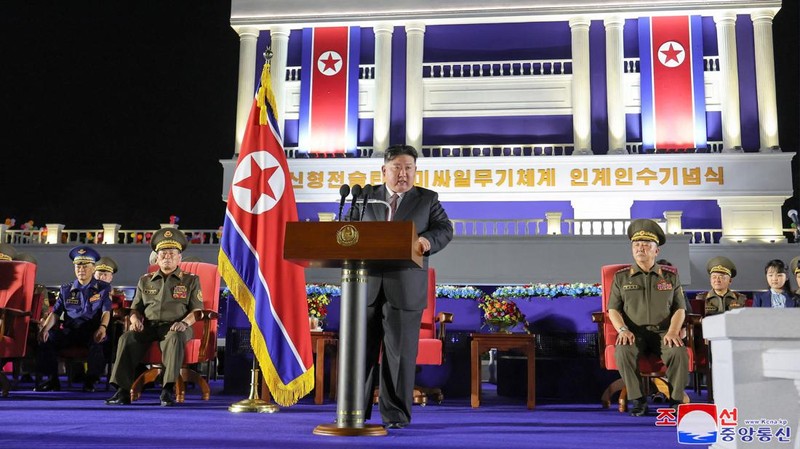 Suasana acara seremonial untuk menandai pengiriman rudal balistik taktis baru kepada pasukan Korea Utara di lokasi yang dirahasiakan di Korea Utara, 4 Agustus 2024. (via REUTERS/KCNA)