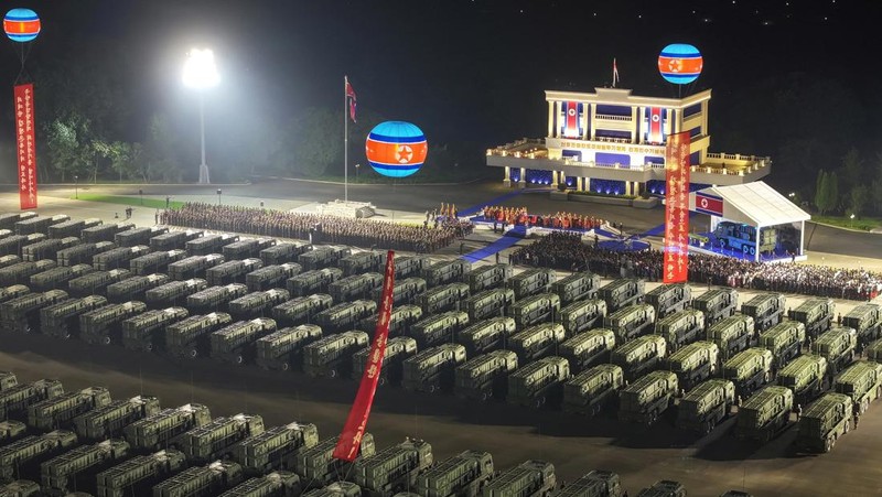 Suasana acara seremonial untuk menandai pengiriman rudal balistik taktis baru kepada pasukan Korea Utara di lokasi yang dirahasiakan di Korea Utara, 4 Agustus 2024. (via REUTERS/KCNA)