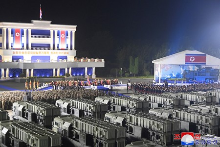 Suasana acara seremonial untuk menandai pengiriman rudal balistik taktis baru kepada pasukan Korea Utara di lokasi yang dirahasiakan di Korea Utara, 4 Agustus 2024. (via REUTERS/KCNA)