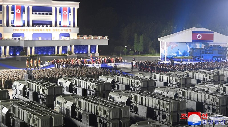 Suasana acara seremonial untuk menandai pengiriman rudal balistik taktis baru kepada pasukan Korea Utara di lokasi yang dirahasiakan di Korea Utara, 4 Agustus 2024. (via REUTERS/KCNA)