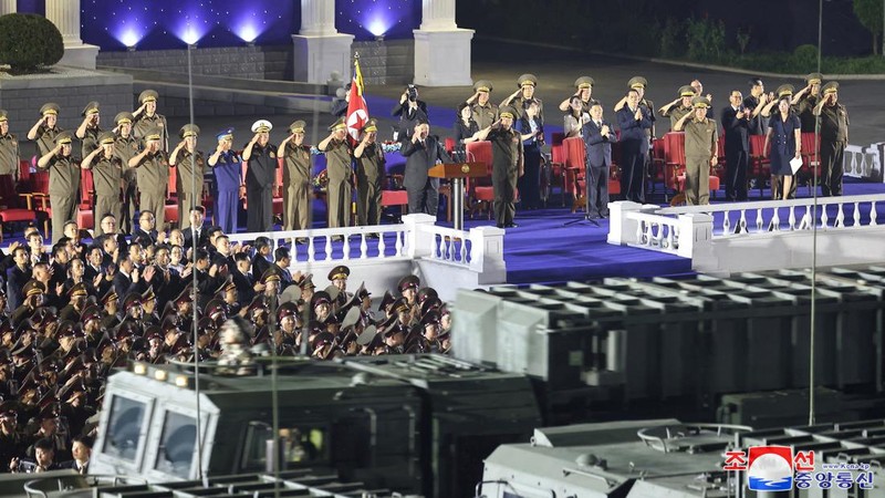Suasana acara seremonial untuk menandai pengiriman rudal balistik taktis baru kepada pasukan Korea Utara di lokasi yang dirahasiakan di Korea Utara, 4 Agustus 2024. (via REUTERS/KCNA)