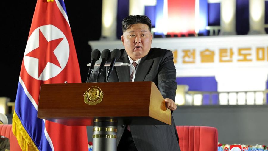 Suasana acara seremonial untuk menandai pengiriman rudal balistik taktis baru kepada pasukan Korea Utara di lokasi yang dirahasiakan di Korea Utara, 4 Agustus 2024. (via REUTERS/KCNA)