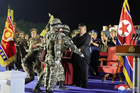 Suasana acara seremonial untuk menandai pengiriman rudal balistik taktis baru kepada pasukan Korea Utara di lokasi yang dirahasiakan di Korea Utara, 4 Agustus 2024. (via REUTERS/KCNA)