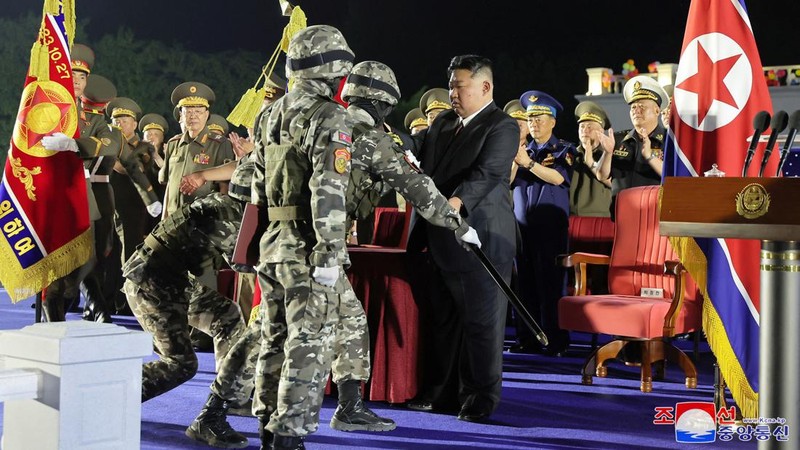 Suasana acara seremonial untuk menandai pengiriman rudal balistik taktis baru kepada pasukan Korea Utara di lokasi yang dirahasiakan di Korea Utara, 4 Agustus 2024. (via REUTERS/KCNA)