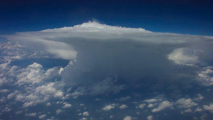 Awan kumulonimbus. (Dok. NASA)