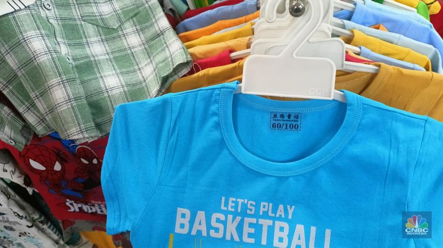 Baju anak impor merajalela di Pasar Tanah Abang. (վ/Ferry Sandi)