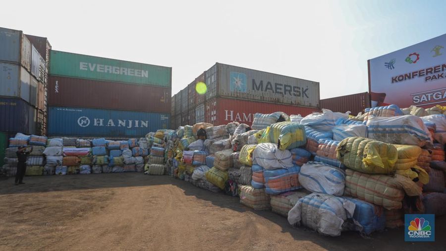 Barang ilegal sitaan hasil penindakan di Cikarang Utara, Kabupaten Bekasi, Jawa Barat, Selasa (6/8/2024). (CNBC Indonesia/Faisal Rahman)