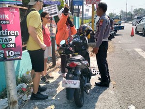 Tak Konsentrasi, 2 Bule Prancis Kecelakaan di Jalan Jogja-Solo Sleman