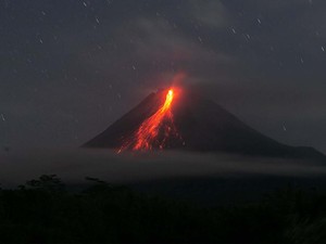 Penampakan Gunung Merapi Muntahkan 55 Kali Guguran Lava Pijar