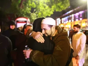 Haru, Imam Masjid Malah Peluk Massa Kerusuhan di Liverpool
