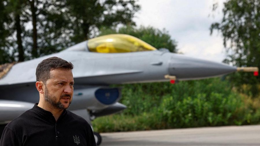 Jet-jet tempur F-16 Ukraina yang baru tiba dipamerkan oleh Presiden Ukraina Volodymyr Zelenskyy hari Minggu (4/8/2024). (REUTERS/Valentyn Ogirenko)