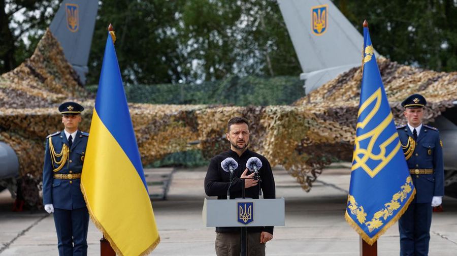 Jet-jet tempur F-16 Ukraina yang baru tiba dipamerkan oleh Presiden Ukraina Volodymyr Zelenskyy hari Minggu (4/8/2024). (REUTERS/Valentyn Ogirenko)