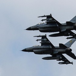 Dua Pilot 'Loncat' Setelah Jet Tempur KF-16 Alami Gangguan Teknis