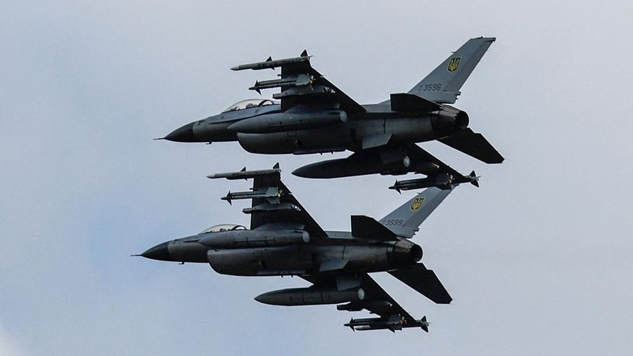 Jet-jet tempur F-16 Ukraina yang baru tiba dipamerkan oleh Presiden Ukraina Volodymyr Zelenskyy hari Minggu (4/8/2024). (REUTERS/Valentyn Ogirenko)
