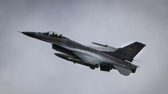 Jet tempur F-16 Angkatan Udara Ukraina terbang di lokasi yang dirahasiakan di Ukraina, Minggu, 4 Agustus 2024. Jet tempur F-16 yang telah dikirim ke Ukraina oleh negara-negara Barat akan melakukan serangan mendadak di langit Ukraina dan membantu armada jet era Soviet negara itu saat ini untuk melawan invasi Rusia. (AP Photo/Efrem Lukatsky)