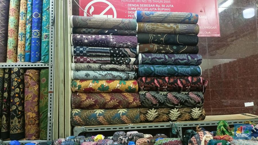 Kain batik di pasar Blok A, Jakarta, Selasa (6/8/2024). (²©²ÊÍøÕ¾/Ferry Sandi)