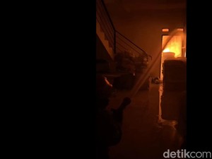 Api Berkobar Lalap Gudang Rongsokan di Bandung