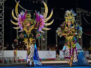 Unik! Busana dari Kantong Pupuk Tampil di Jember Fashion Carnaval 2024