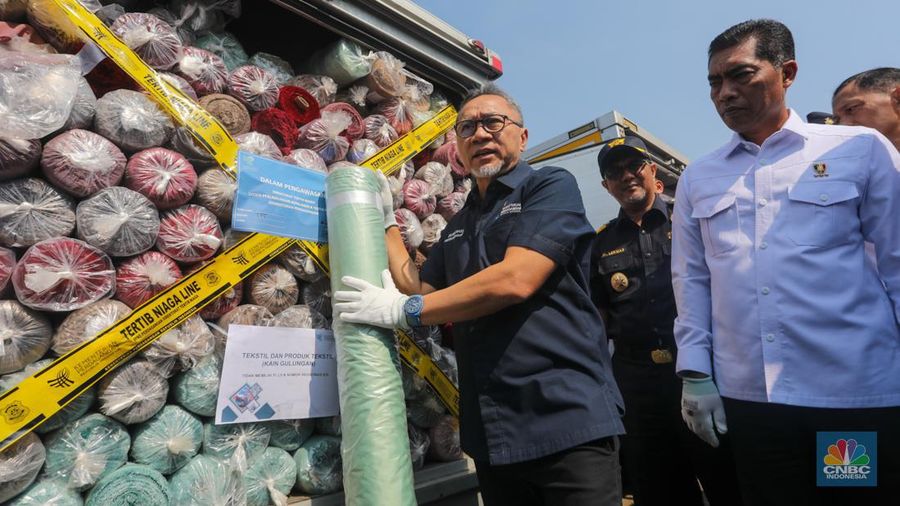 Menteri Perdagangan Zulkifli Hasan bersama Satgas Pengawasan Barang Tertentu yang Diberlakukan Tata Niaga Impor melakukan ekspose barang impor ilegal di Penimbunan Pabean Bea dan Cukai Cikarang, Kabupaten Bekasi, Jawa Barat hari ini, Selasa (6/8/2024). (²©²ÊÍøÕ¾/Faisal Rahman)