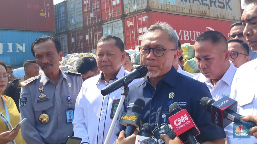 Menteri Perdagangan Zulkifli Hasan bersama Satgas Pengawasan Barang Tertentu yang Diberlakukan Tata Niaga Impor melakukan ekspose barang impor ilegal di Penimbunan Pabean Bea dan Cukai Cikarang, Kabupaten Bekasi, Jawa Barat hari ini, Selasa (6/8/2024). (CNBC Indonesia/Martyasari Rizky)