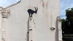 Mural Kambing Hitam Banksy Muncul Lagi di London
