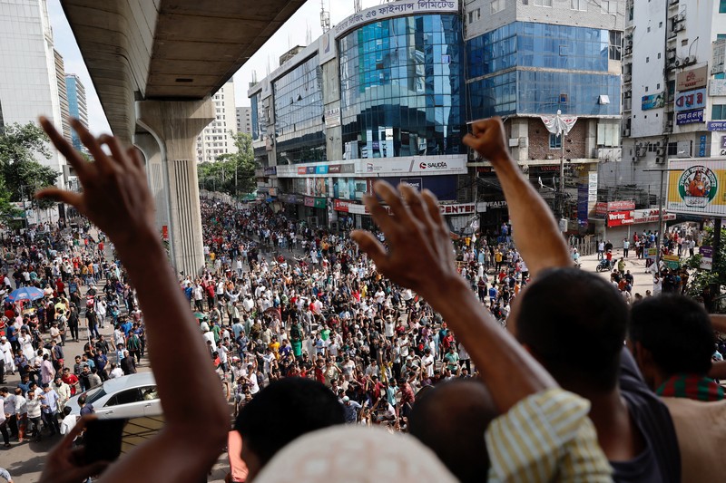 Para pengunjuk rasa merayakan berita pengunduran diri Perdana Menteri Sheikh Hasina, di Dhaka, Bangladesh, Senin, 5 Agustus 2024. Para pengunjuk rasa merayakan berita pengunduran diri Perdana Menteri Sheikh Hasina, di Dhaka, Bangladesh, Senin, 5 Agustus 2024. (AP Photo/Fatima Tuj Johora)