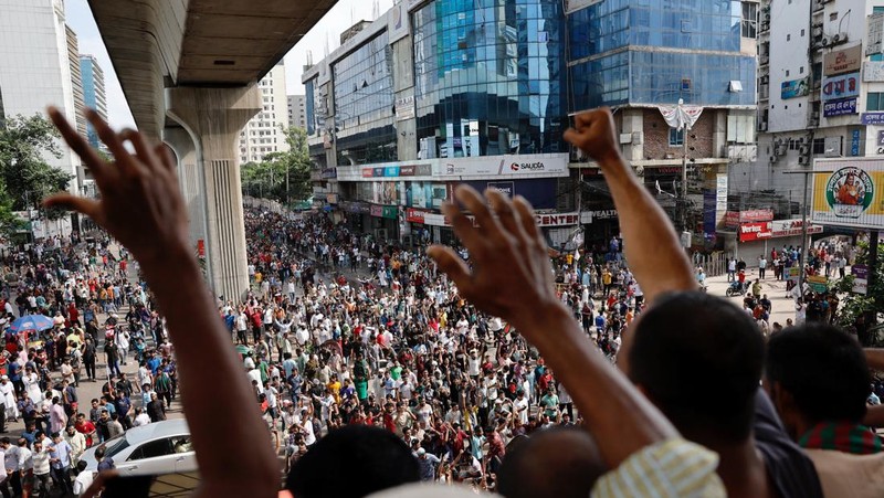 Para pengunjuk rasa merayakan berita pengunduran diri Perdana Menteri Sheikh Hasina, di Dhaka, Bangladesh, Senin, 5 Agustus 2024. (AP Photo/Fatima Tuj Johora)