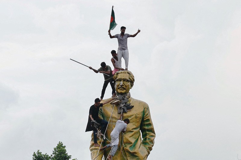 Para pengunjuk rasa merayakan berita pengunduran diri Perdana Menteri Sheikh Hasina, di Dhaka, Bangladesh, Senin, 5 Agustus 2024. (AP Photo/Fatima Tuj Johora)